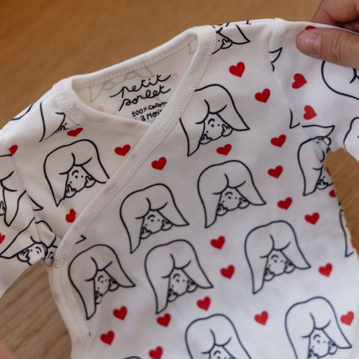 Détail de l’imprimé du body bébé Agathe Sorlet