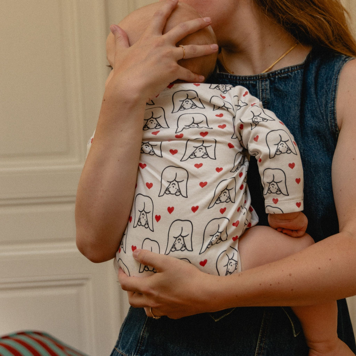 Body bébé Agathe Sorlet porté dans les bras