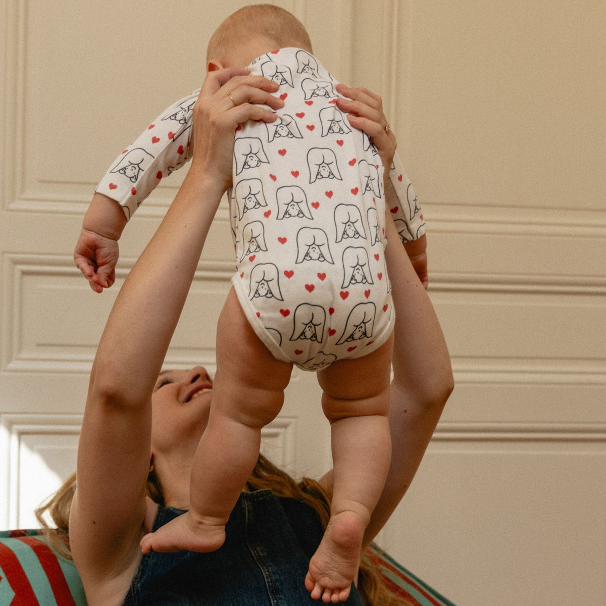 Bébé portant un body imprimé Agathe Sorlet